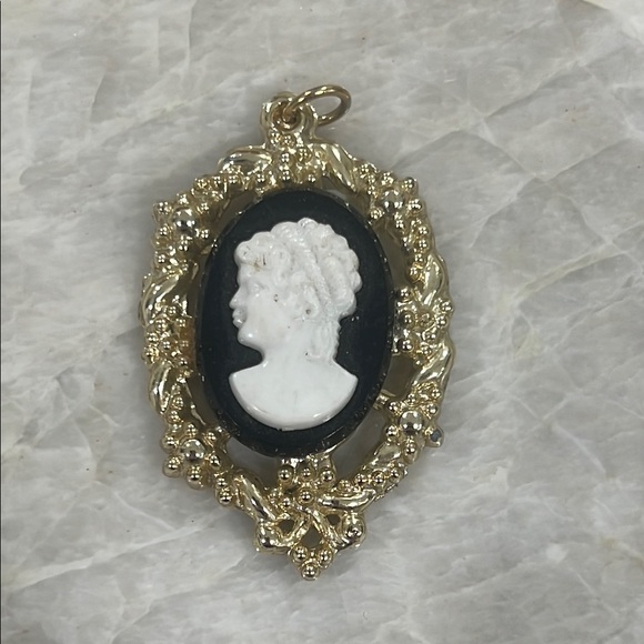 Jewelry - Gold and Black Cameo Pendant